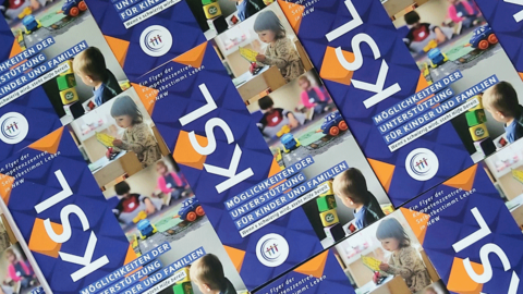 mehrere Broschüren „Möglichkeiten der Unterstützung für Kinder und Familien"nebeneinander