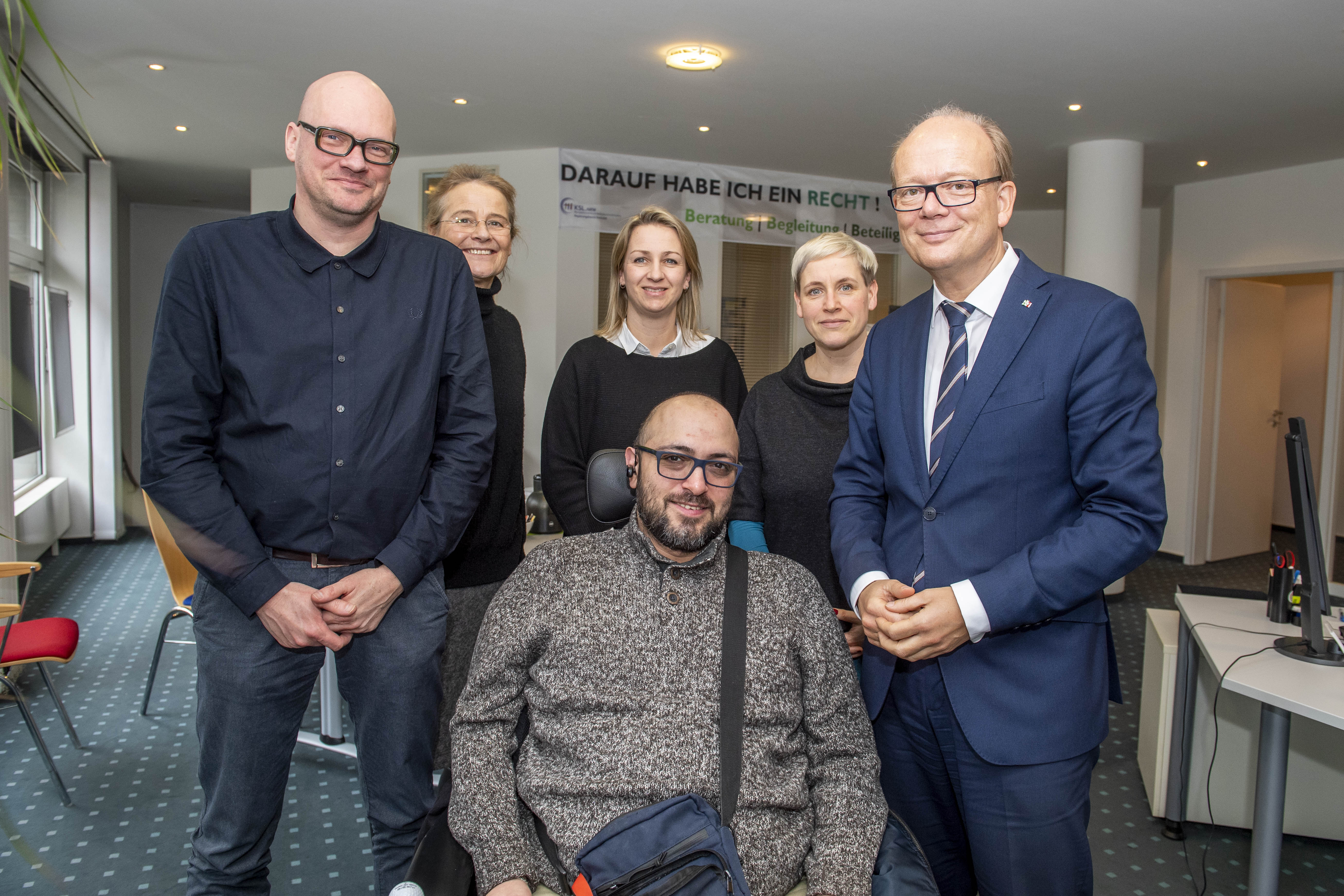 Gruppenfoto der Mitarbeiter des KSL Detmold mit Herrn André Kuper