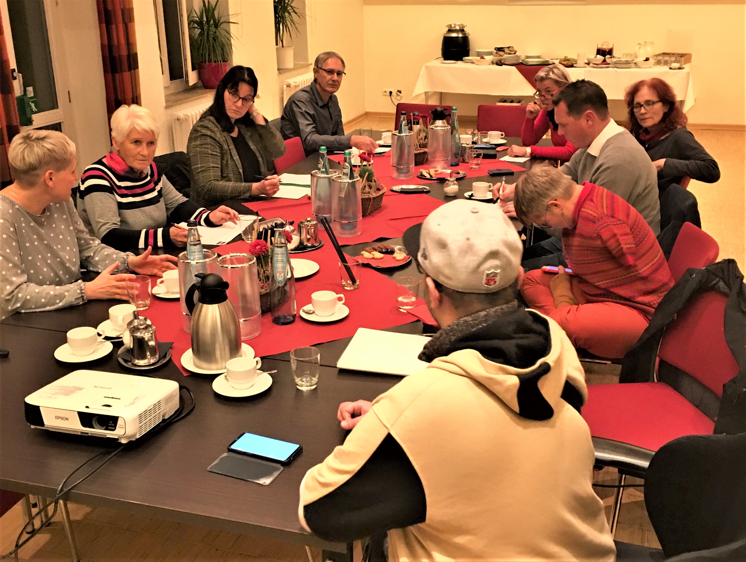 Vertreter der Beiräte und des KSLs sitzen am Tisch und diskutieren