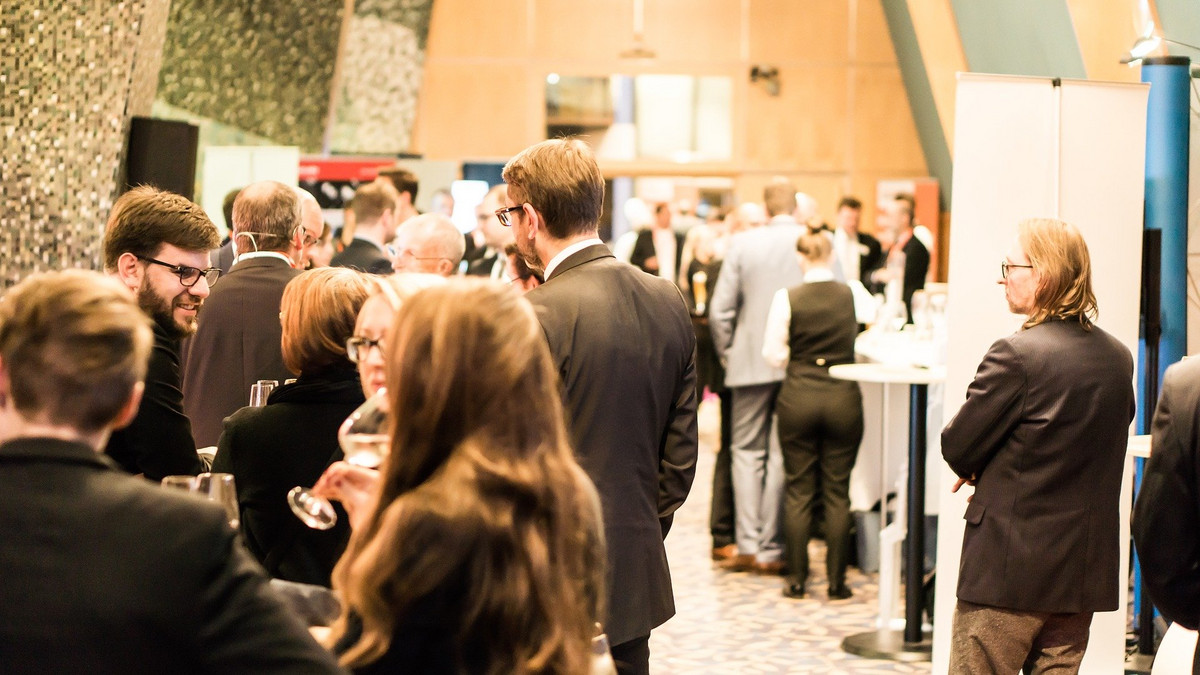 Menschen im Gespräch auf einer Konferenz