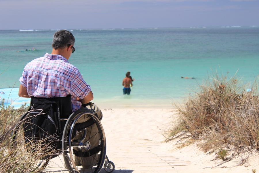 Rollstuhlfahrer am Strand