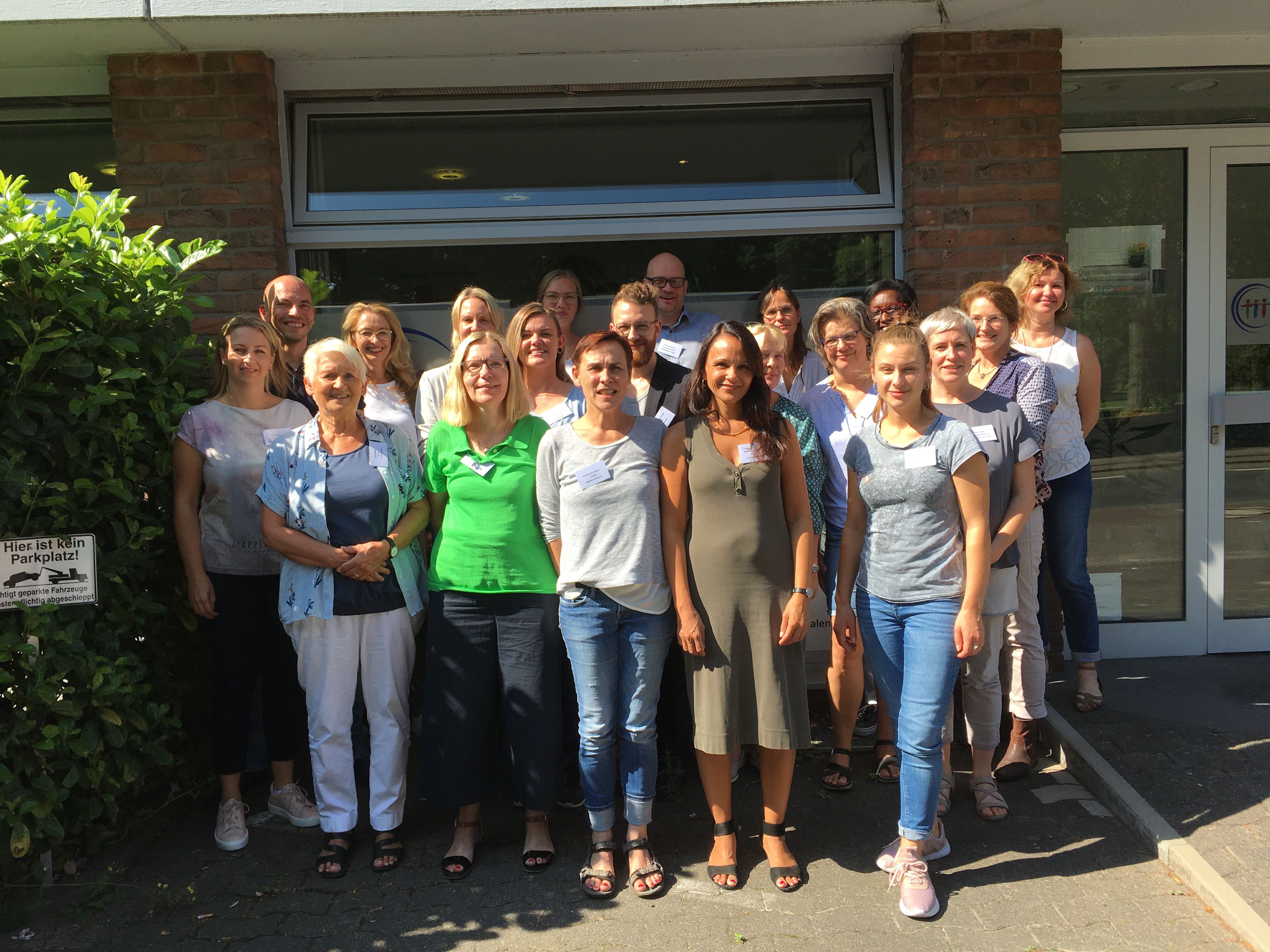 Gruppenfoto der EuTB-Beraterinnen vor dem Büro des KSL-OWL